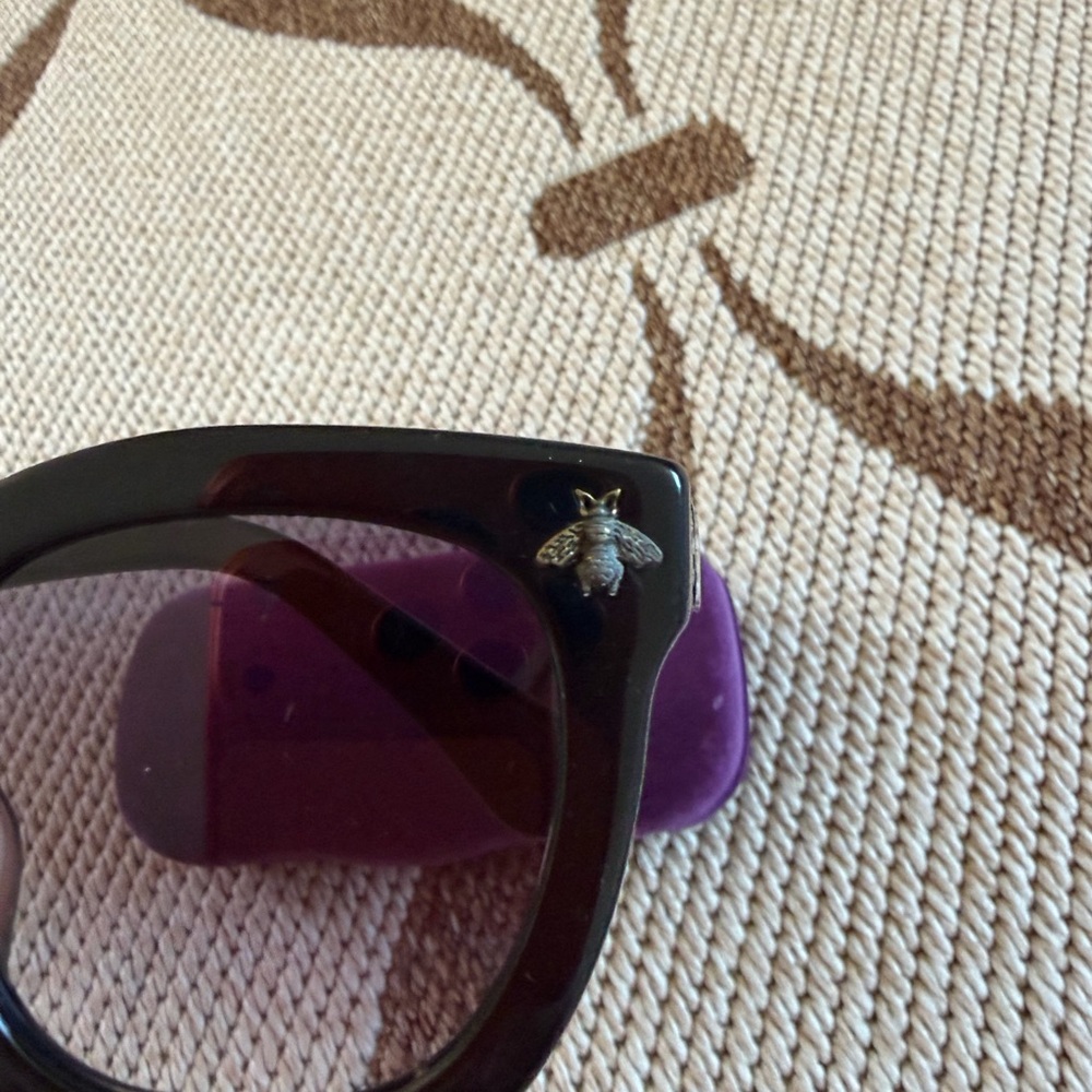 Gucci Black  Sunglasses with Bee Detail - Picture 6 of 15